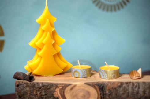 Tannenbaum mit zwei individuell beklebten Teelichtern: Alle Kerzen aus 100 % Bienenwachs. Foto: Niels Gründel