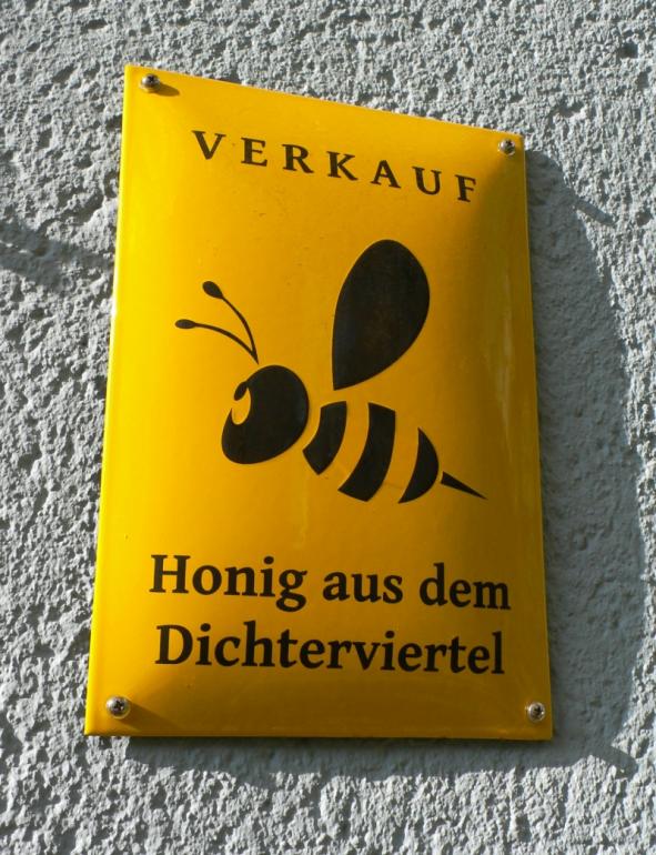 Verkaufsschild: Honig aus dem Dichterviertel. Foto: Niels Gründel