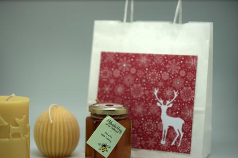 Beispiel einer individuell zusammengestellten weihnachtlichen Geschenktüte. Foto: Niels Gründel Beispiel einer individuell zusammengestellten weihnachtlichen Geschenktüte. Foto: Niels Gründel